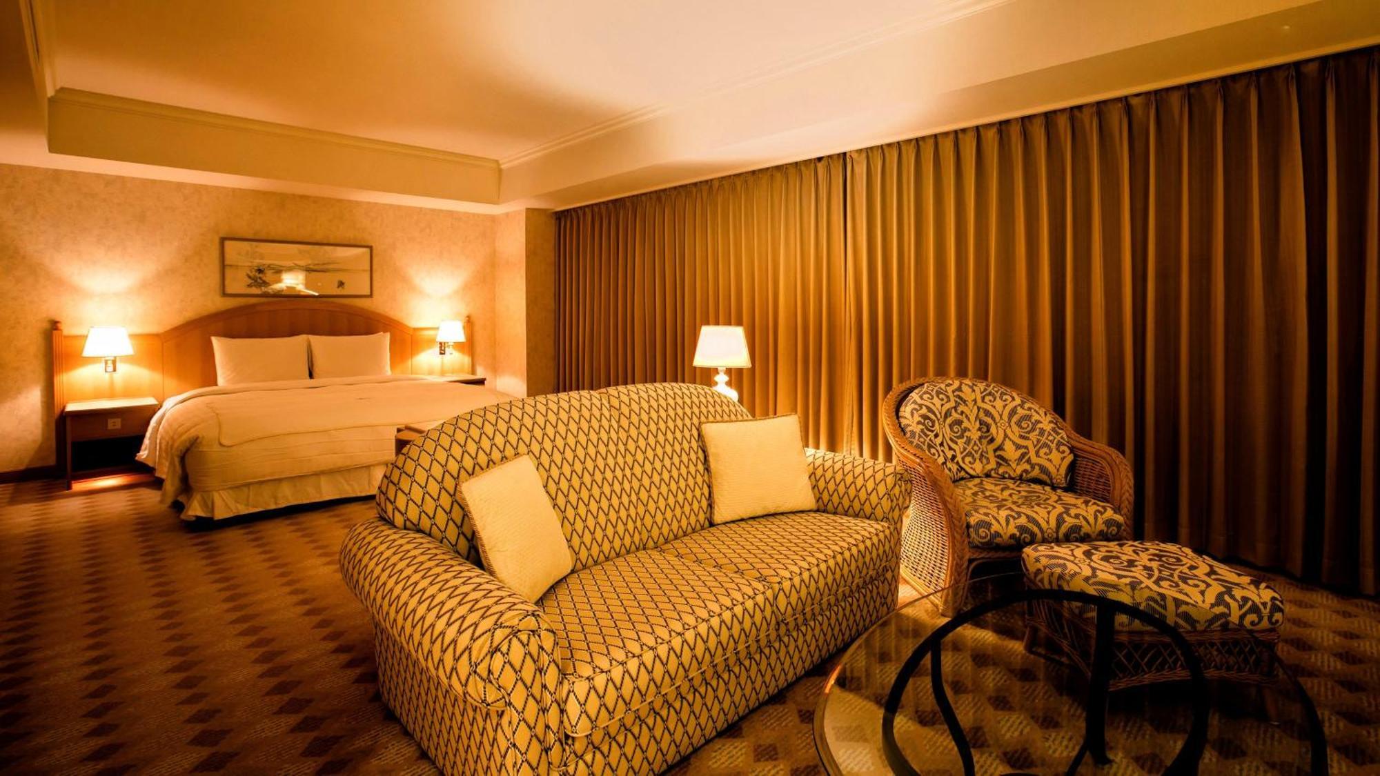 King Suite with Sea Side